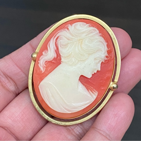 Vintage Unsigned Coral Victorian Cameo Gold-tone Brooch - Picture 3 of 11